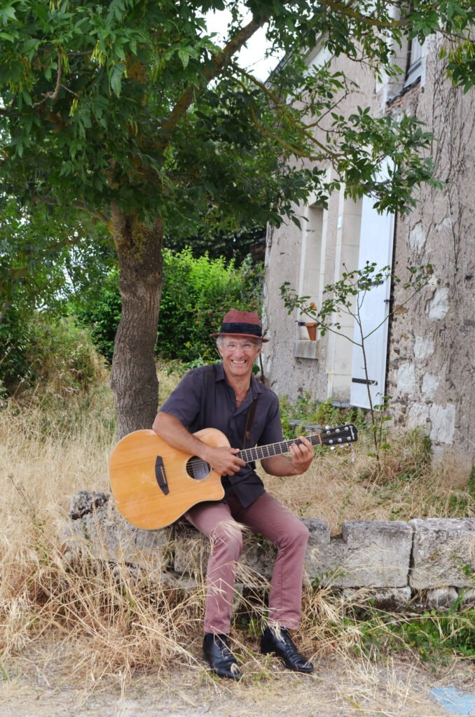 Willy Mandeville, interprète, compositeur, guitariste. Découvrez son parcours.